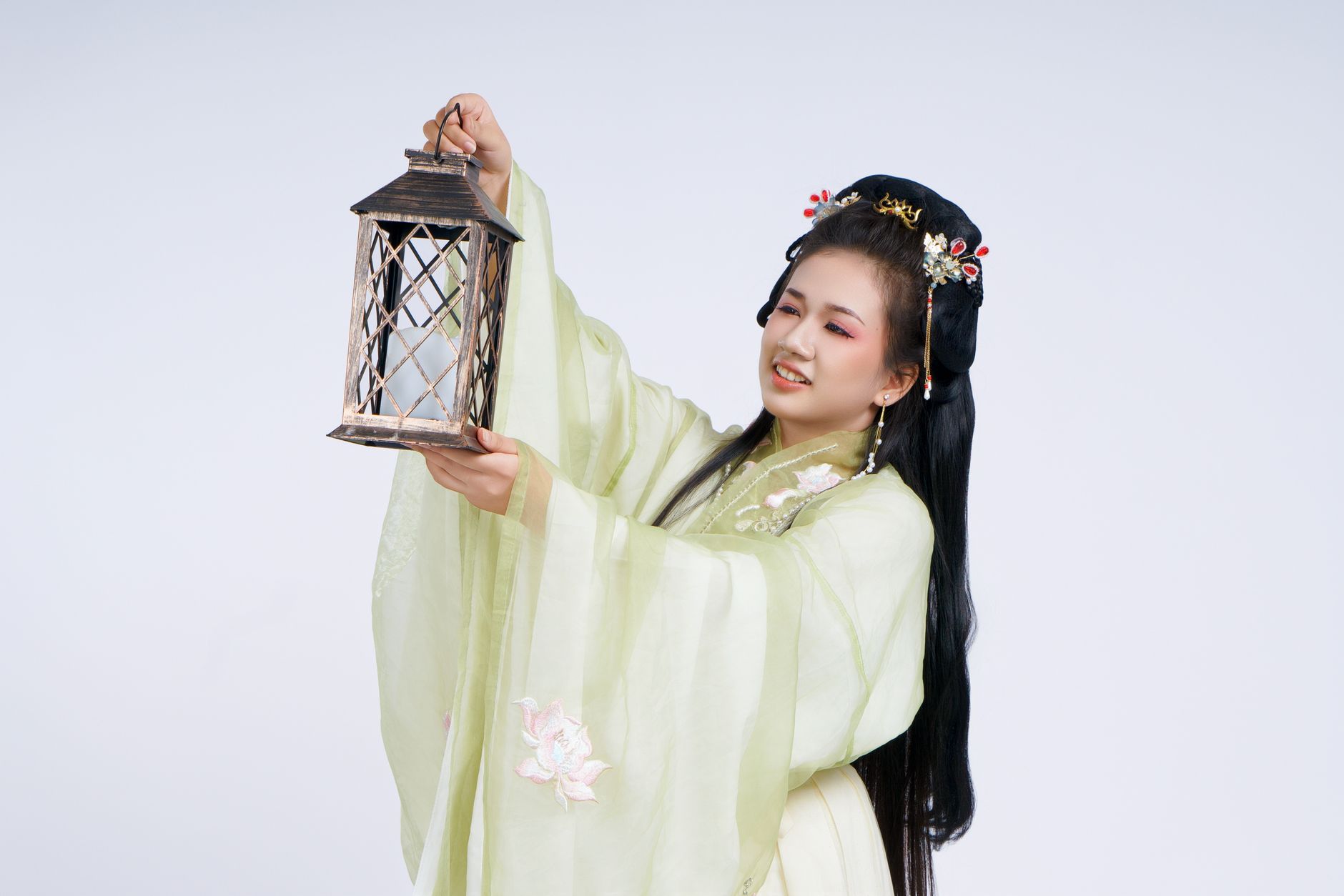 Bản đồ thế giới năm 1973 bên cạnh báo giấy cũ, ánh đèn vàng phủ lên các tiêu đề lịch sử