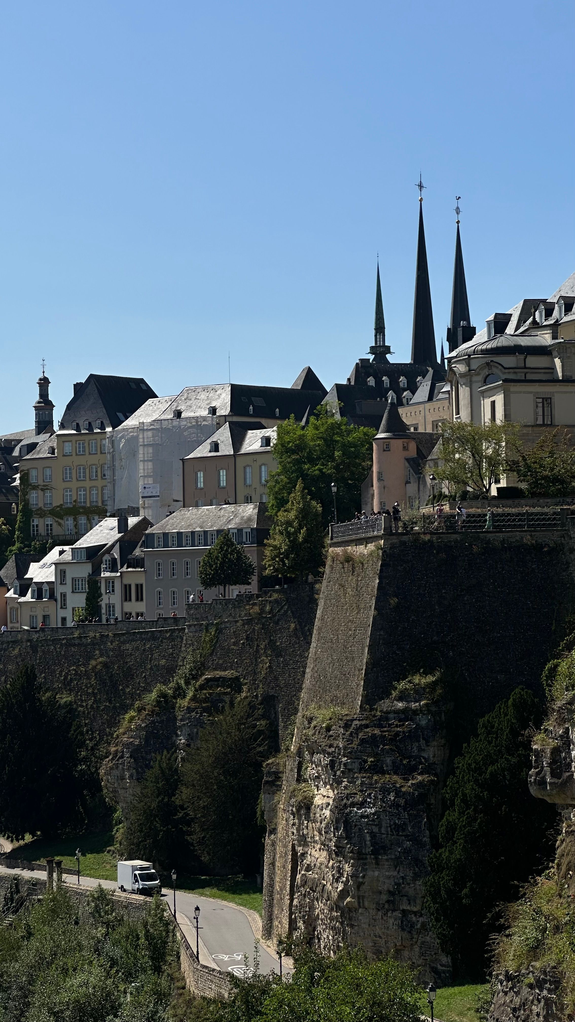 Vue panoramique de Luxembourg-Ville avec ses ponts et ses bâtiments historiques