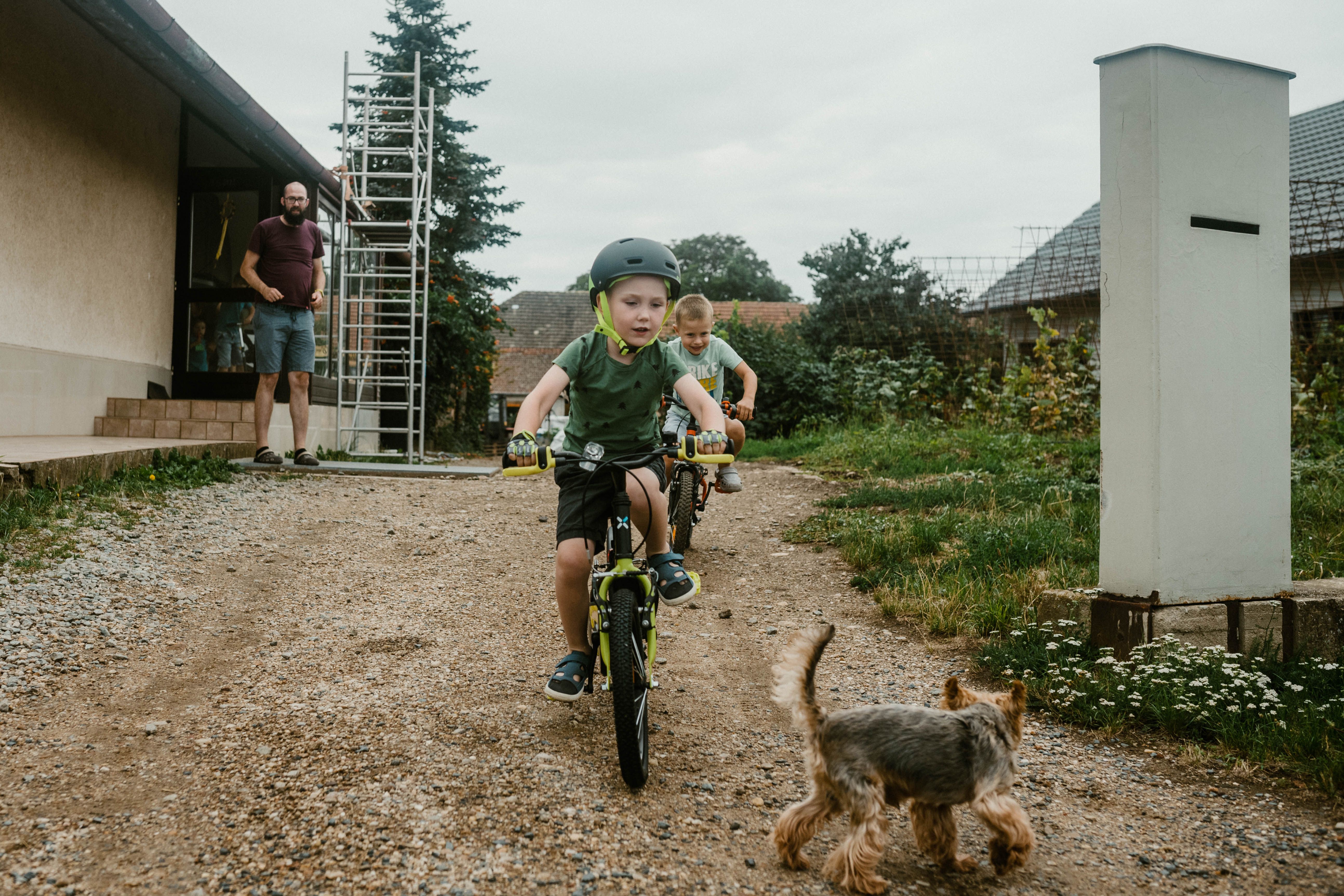 Familie mit Hund und Kindern vor dem neuen Doppeltor im Garten