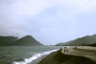 巴西弗洛里亚诺波利斯的海滩宁静，远处群山环绕