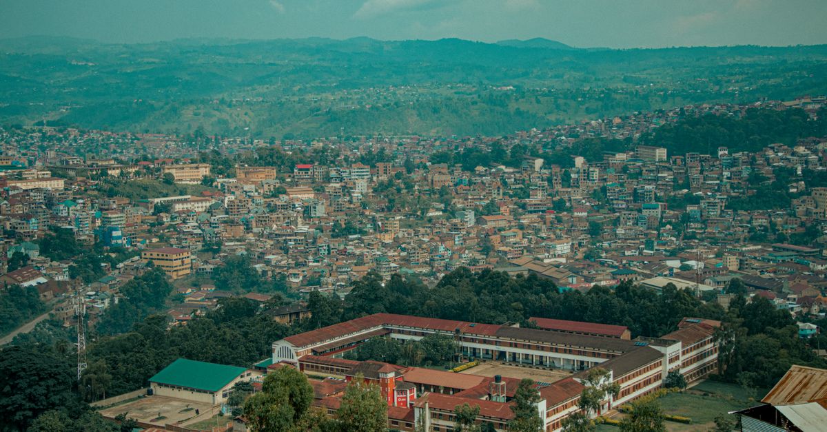 Viajero con eSIM en un paisaje de la República Centroafricana