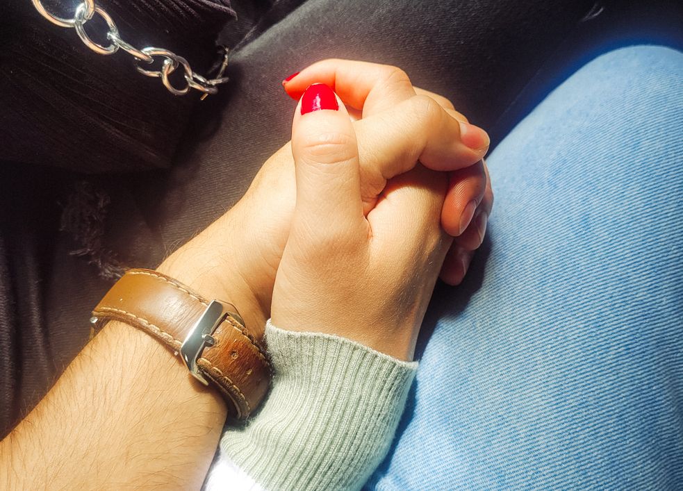Online dating: starting a conversation on a niche platform