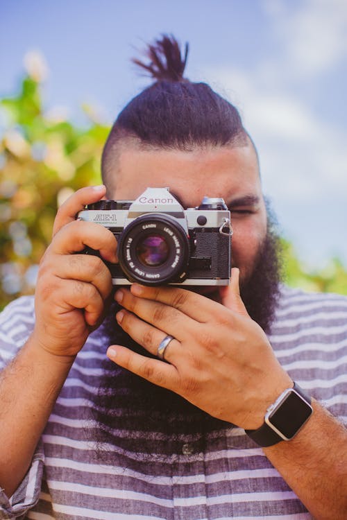 Foto Dell'uomo Che Tiene La Macchina Fotografica