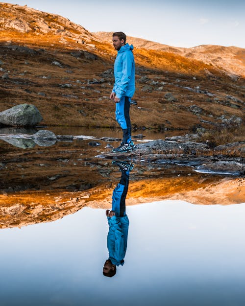 Foto Des Mannes, Der Blaue Jacke Trägt