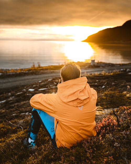 Photo D'un Homme Assis Sur Le Sol