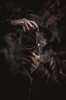 这位黑暗而神秘的摄影师凭借天赋捕捉到了烟雾缭绕的场景
