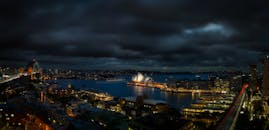 悉尼港的夜景壮丽，歌剧院和城市景观灯璀璨夺目