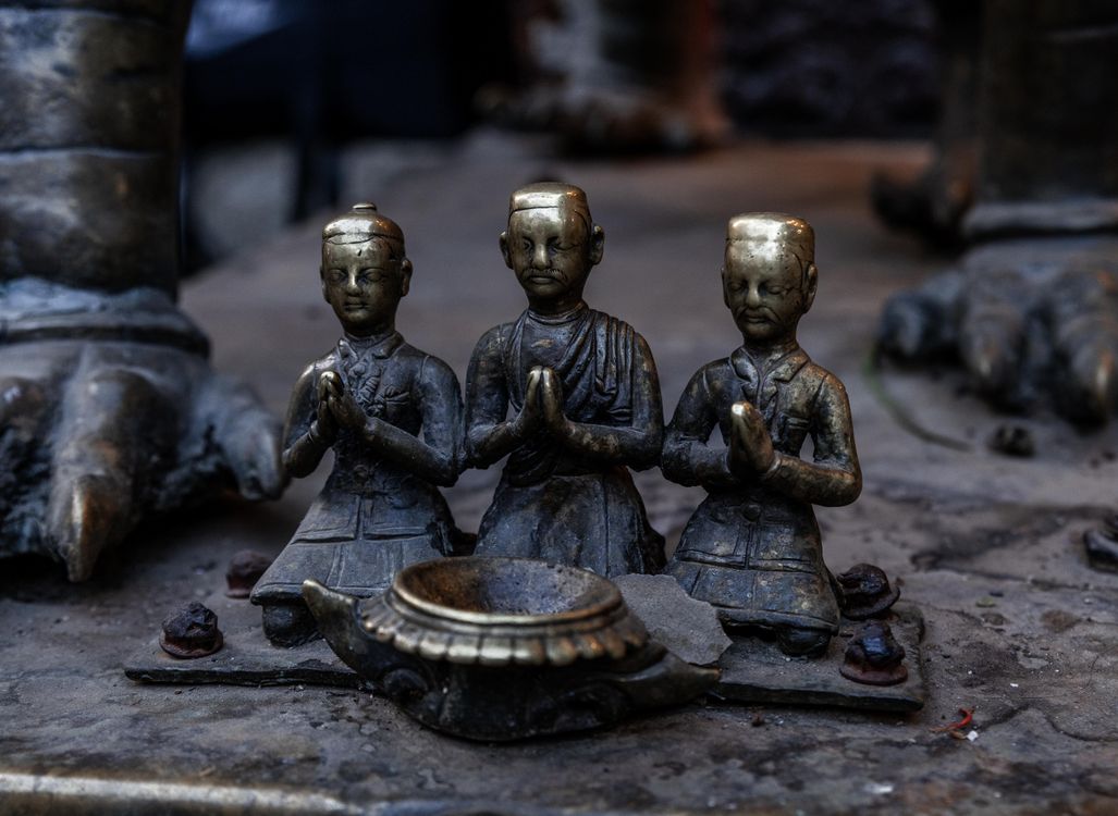 Bronze Praying Statues in Kathmandu Temple · Free Stock Photo