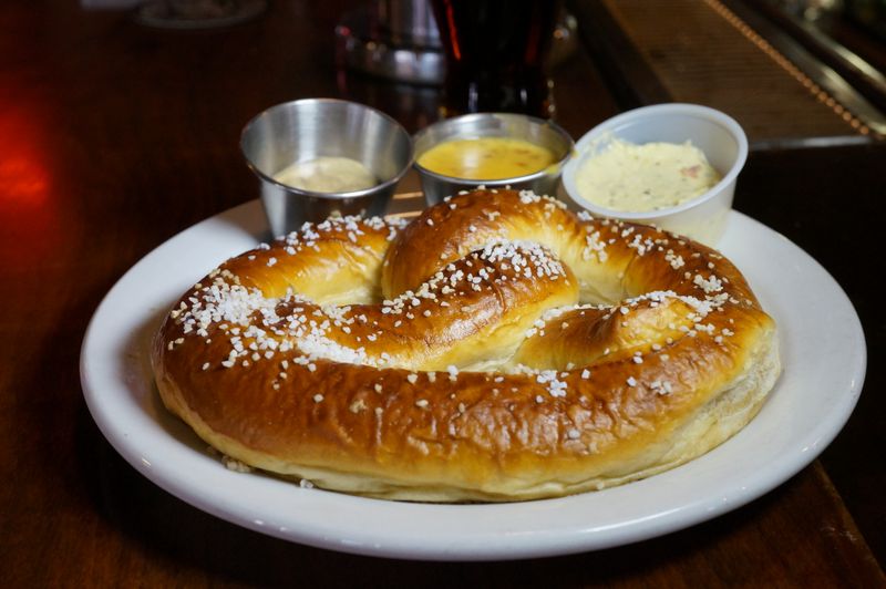 Bayerisches Weißwurst-Frühstück mit Brezn und süßem Senf
