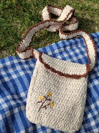 Beige crochet bag with floral embroidery — photo by Nur Tok on Pexels