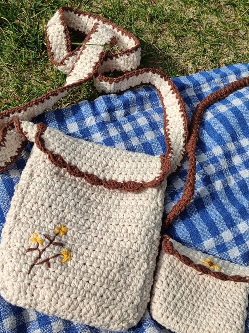 Crochet bag with floral embroidery on a picnic blanket — photo by Nur Tok on Pexels