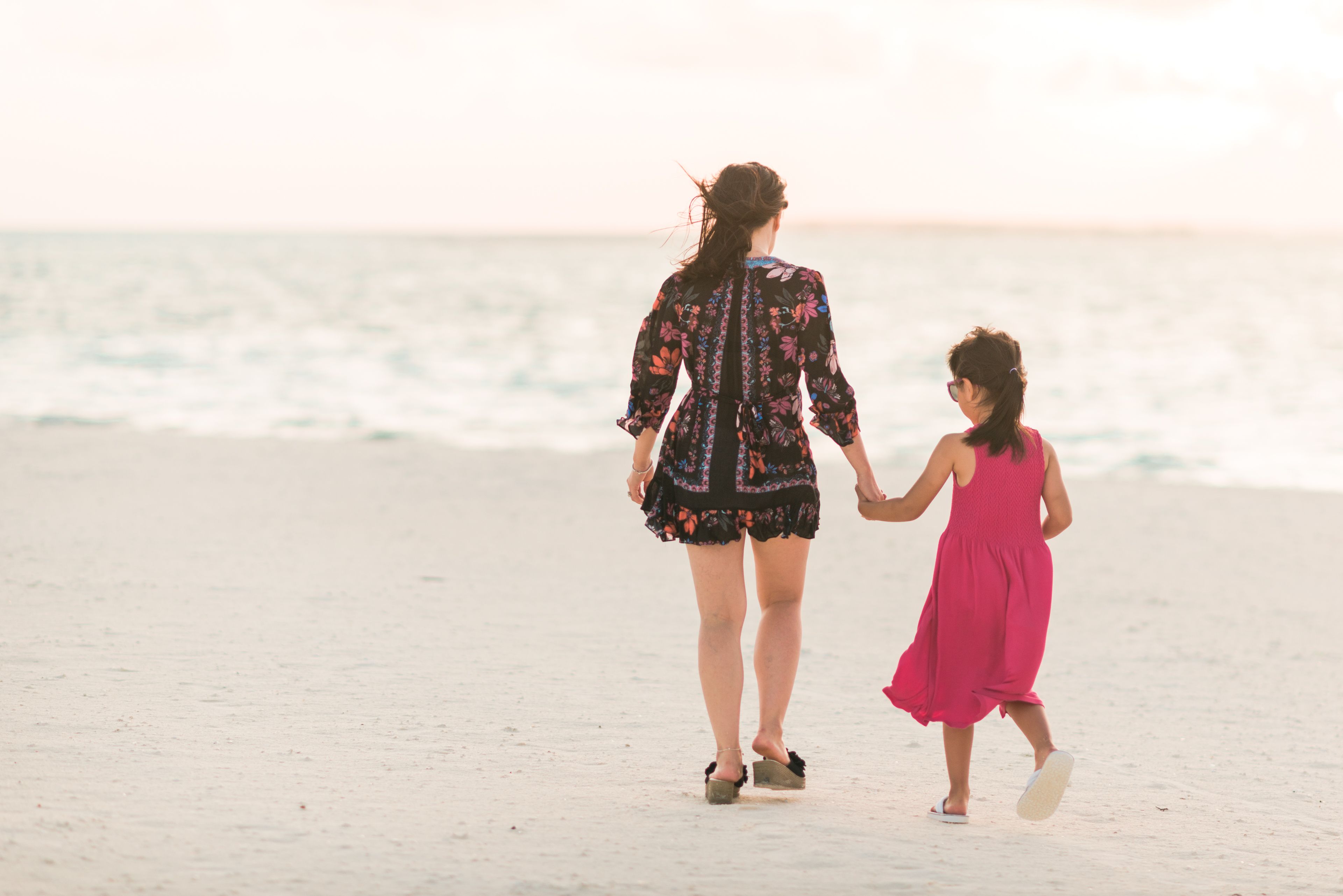 Mutter Und Tochter Spazieren Am Strand Der Malediven · Kostenloses ...