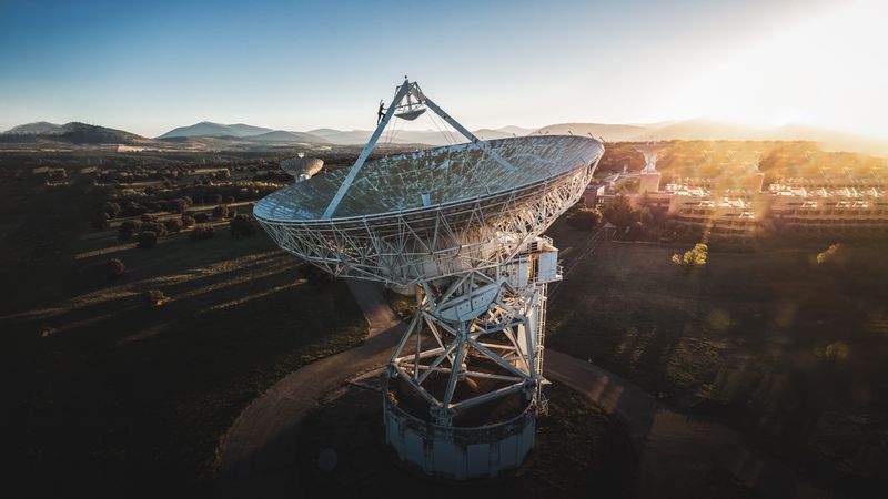 Perangkat penerima sinyal satelit untuk komunikasi darurat di area terpencil pegunungan
