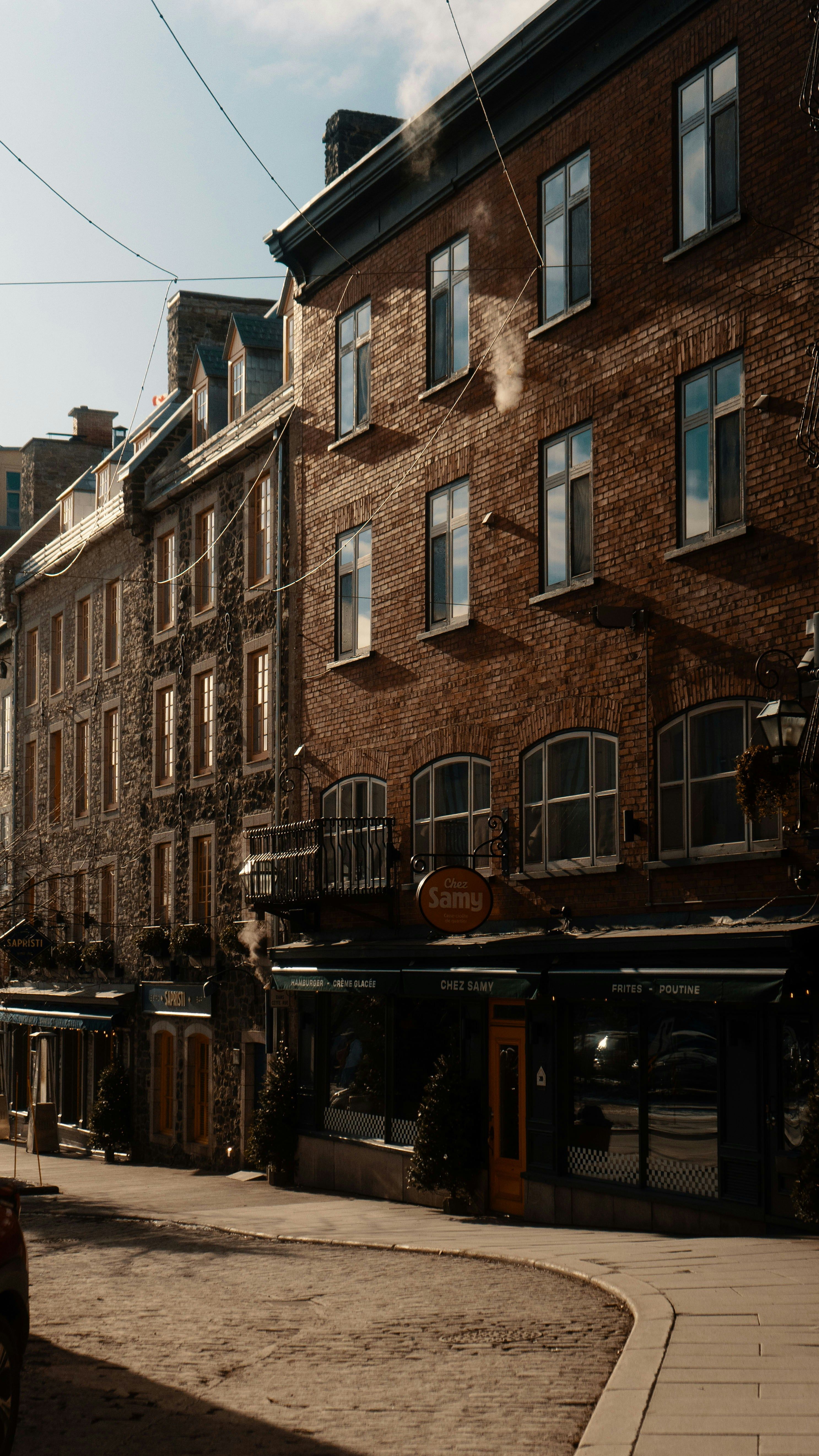 Charming Urban Street with Vintage Architecture · Free Stock Photo