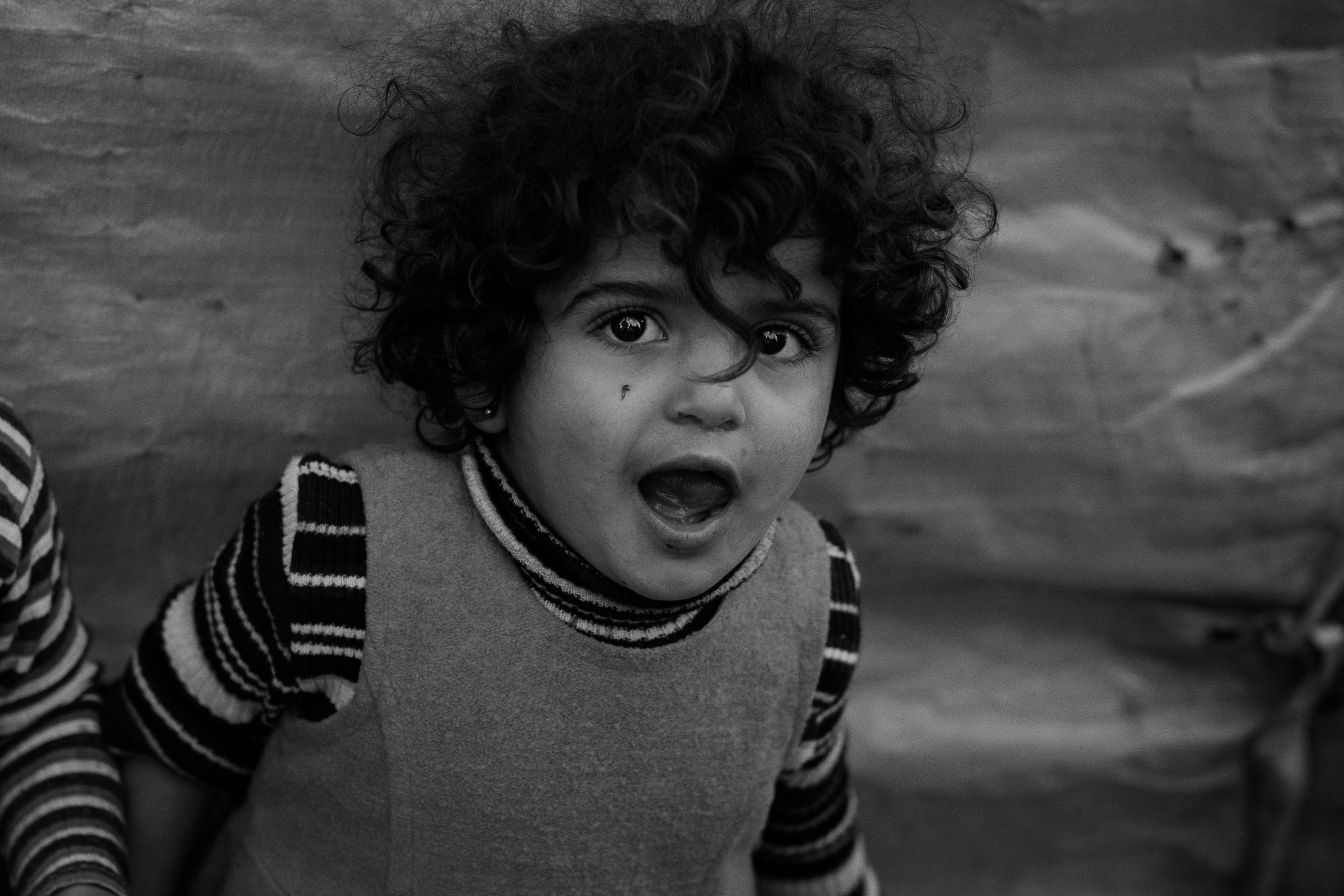 Retrato Expresivo De Un Niño En Blanco Y Negro · Foto de stock gratuita