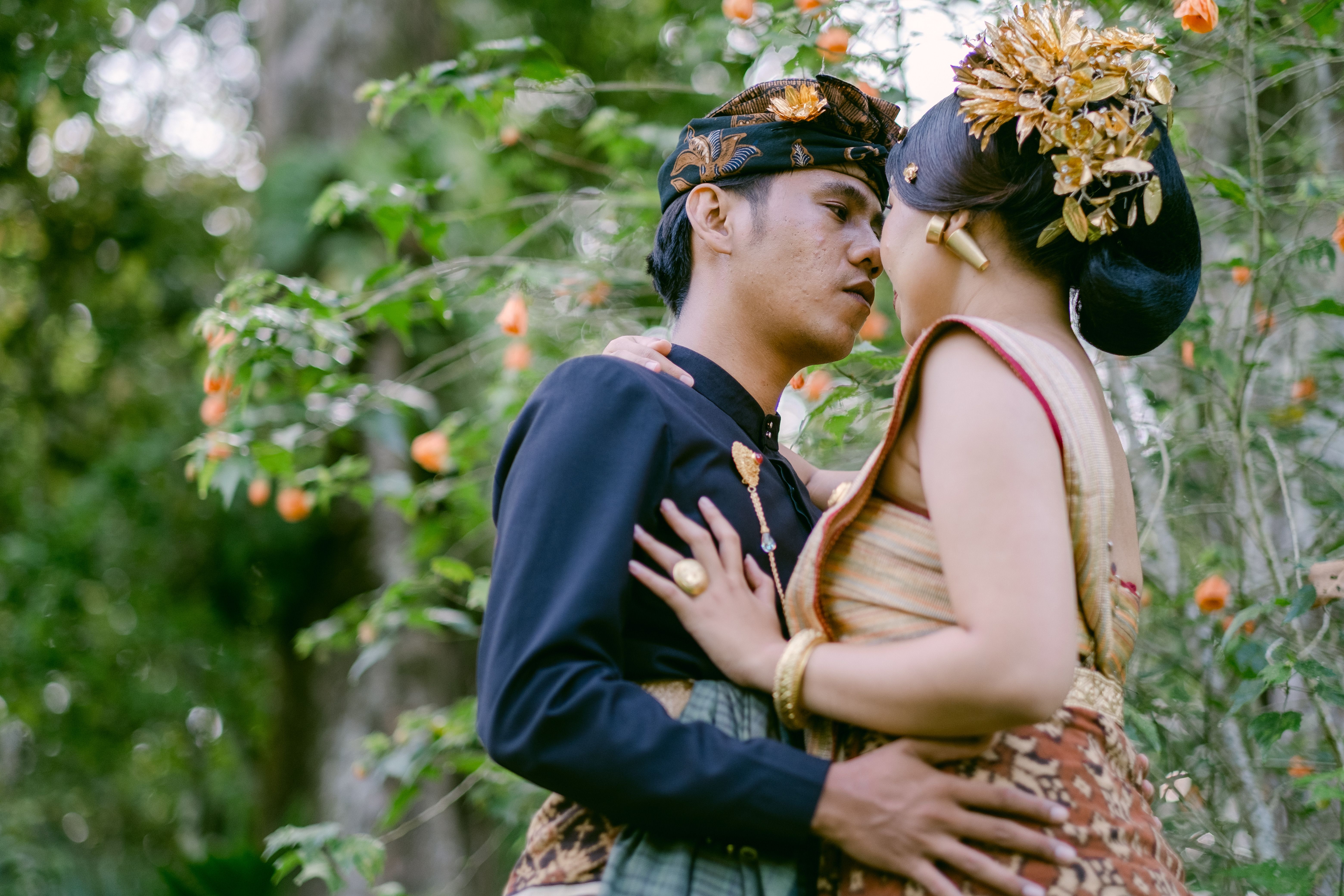 Romantic Couple in Traditional Indonesian Attire · Free Stock Photo