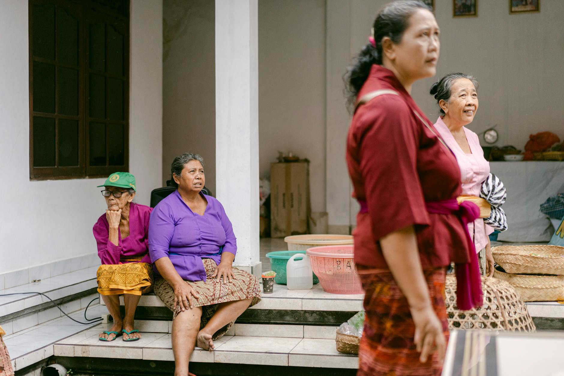 https://www.pexels.com/photo/group-of-women-in-traditional-indonesian-clothing-30228990/