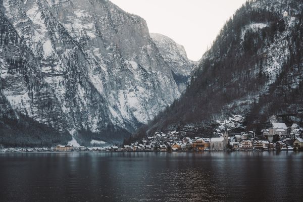 Peisaj de iarnă cu Hallstatt înzăpezit reflectat în lac