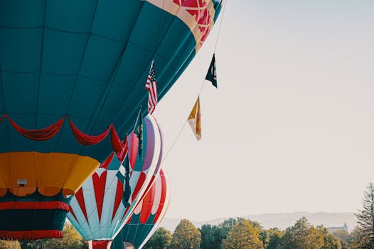 日出时分，充满活力的热气球优雅地掠过宁静的风景