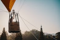 日出时分，热气球漂浮在风景优美的上空，树木和山脉一览无余