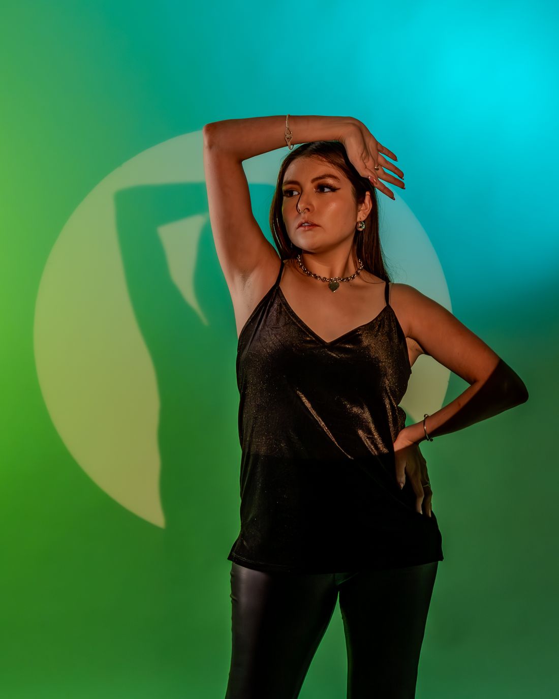 Talento femenino en estudio con fondo verde y turquesa