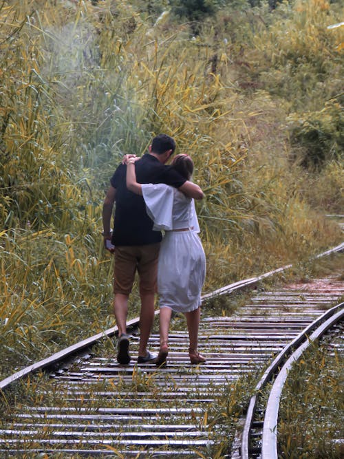 Foto profissional grátis de atraente, casais, casal caminhando