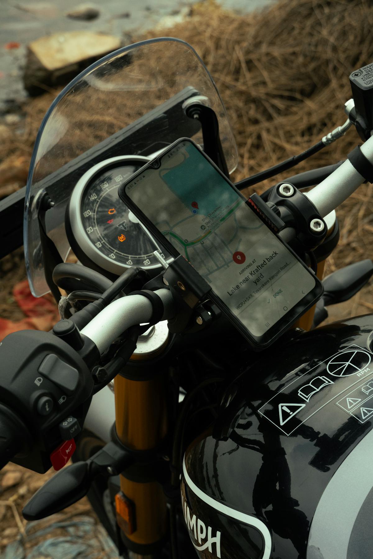 Smartphone montato sul manubrio della moto con app di navigazione