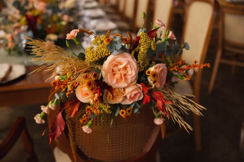 Free Charming floral bouquet with roses and greenery, perfect for weddings or events. Stock Photo