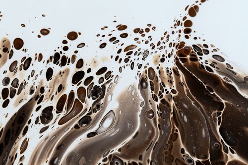 Free Captivating abstract art featuring dynamic brown and white liquid swirl patterns. Stock Photo