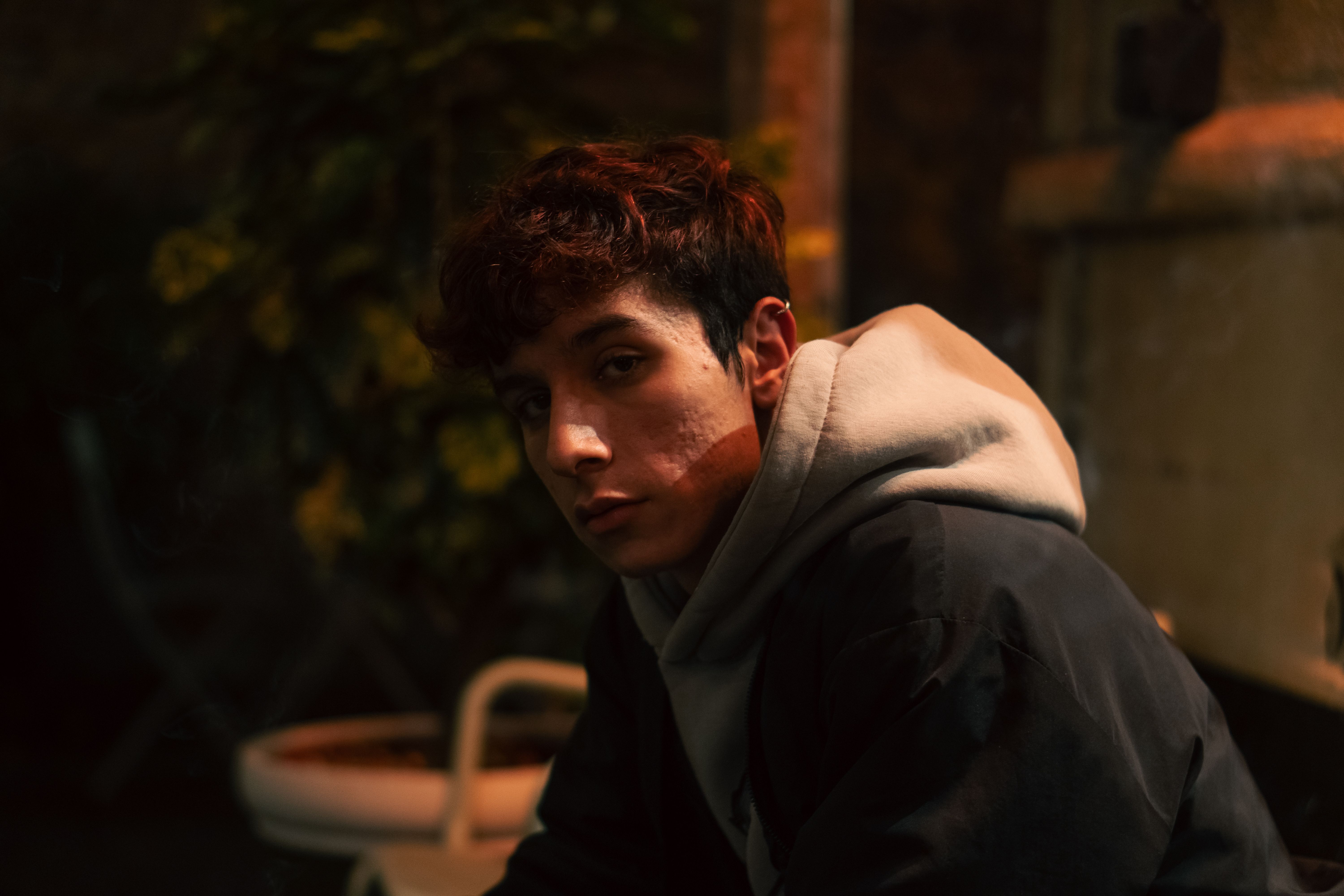 Portrait homme extérieur lumière naturelle
