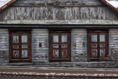 Free A dilapidated rustic house façade with peeling paint on wooden windows, evokes nostalgia. Stock Photo