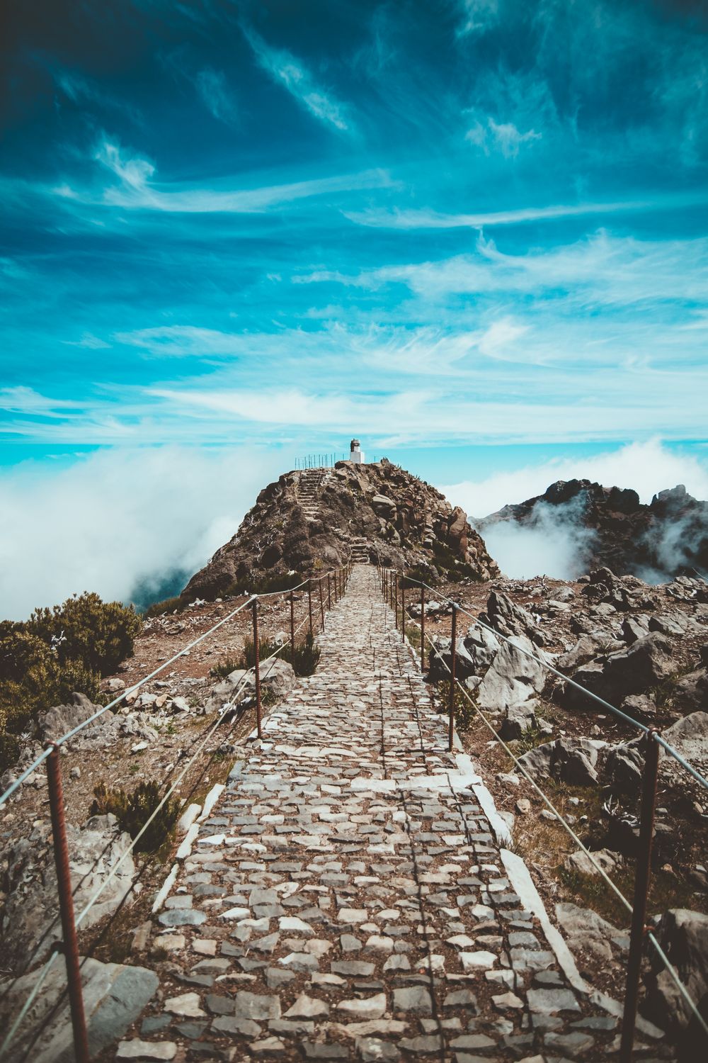 Potecă amenajată pe creasta de la Pico do Arieiro, Madeira