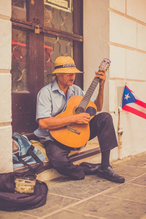 Hombre Tocando La Guitarra