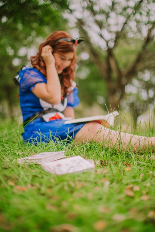 Selektives Fokusfoto Der Frau, Die Buch Liest