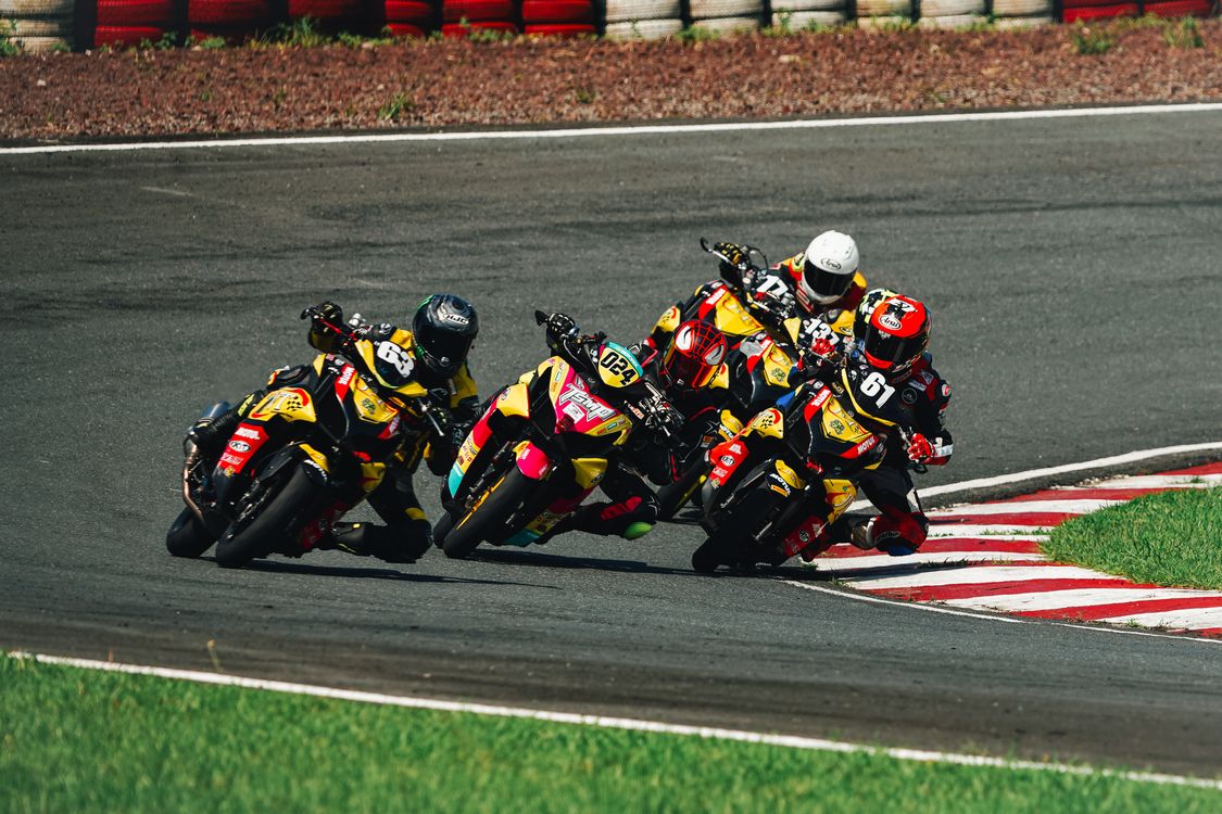 Empat pembalap motor di tikungan