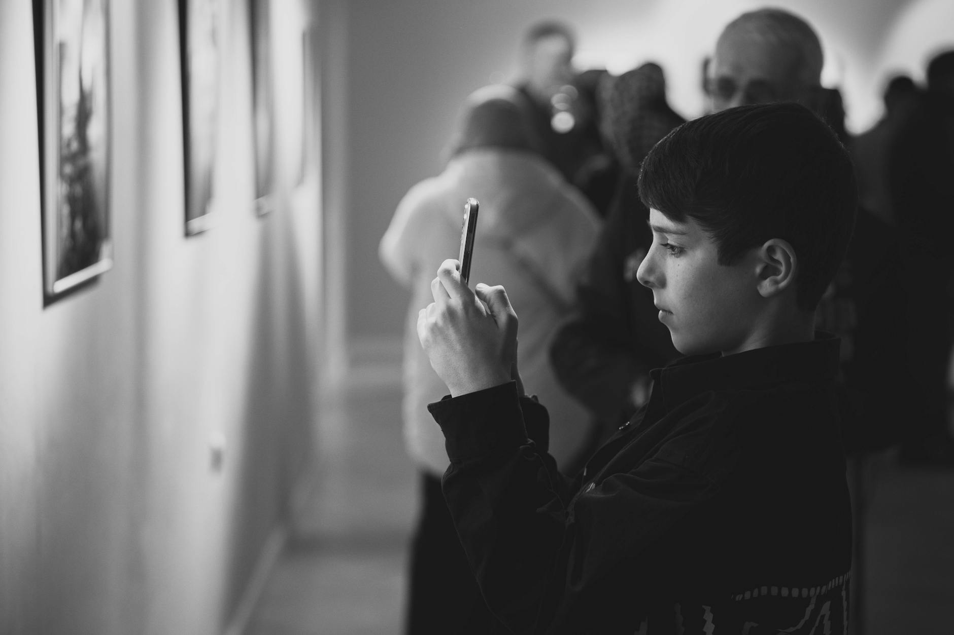 https://www.pexels.com/photo/teen-capturing-art-exhibit-with-smartphone-30236429/