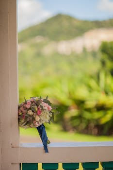 生动的山地景观映衬着精致的花束