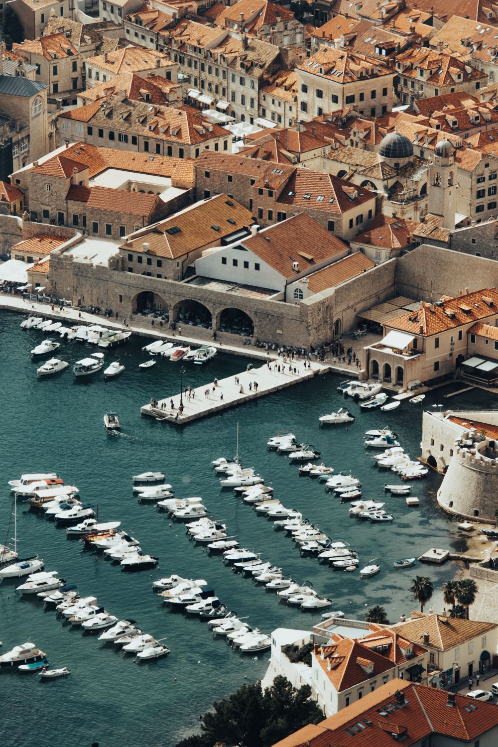 Puerto histórico de Dubrovnik visto desde el aire
