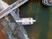 一架无人机拍摄了海牙码头和摩天轮在北海海浪中矗立的照片