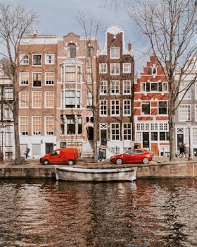 阿姆斯特丹晴天的倒影映在迷人的运河房屋上