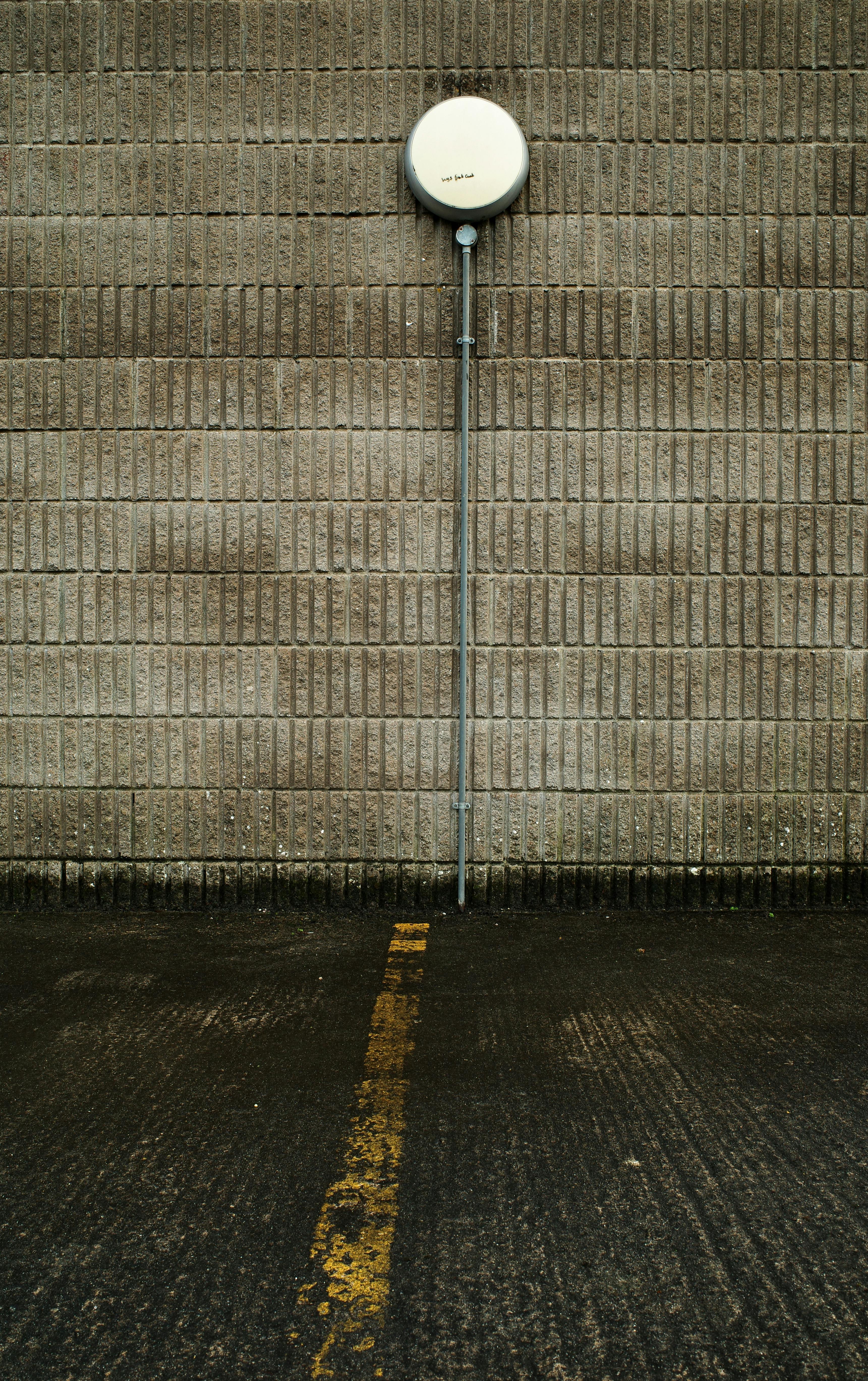 Gratuit Zid de cărămidă cu un contor de utilitate și linie galbenă, care prezintă textura urbană. Fotografie de stoc