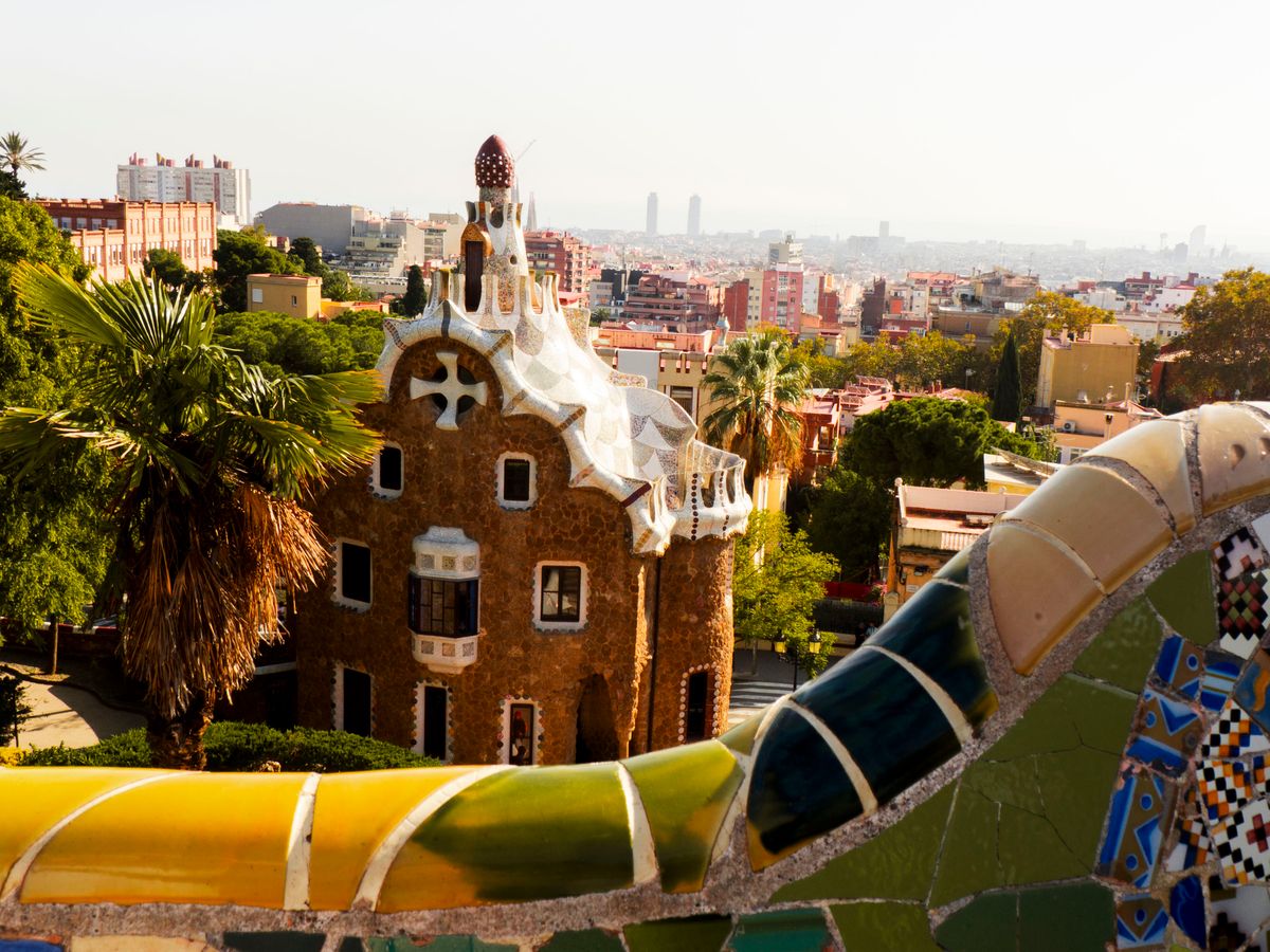 Park Guell in lumina de seara, cu orasul in departare