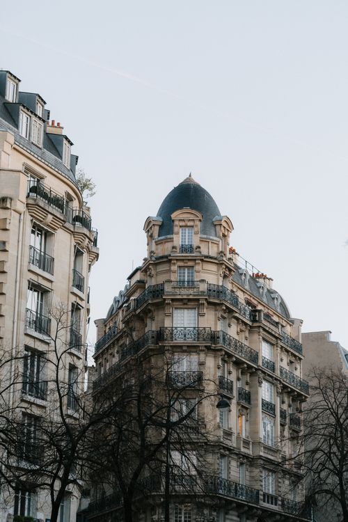 Free Classic Haussmannian building in Paris, showcasing ornate urban architecture. Stock Photo