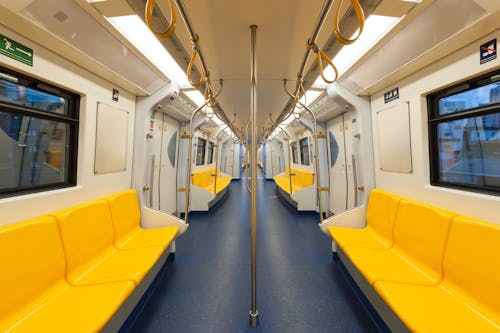 無料 空の地下鉄の電車 写真素材