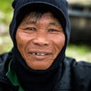 越南一位戴着保暖帽子的老人特写肖像