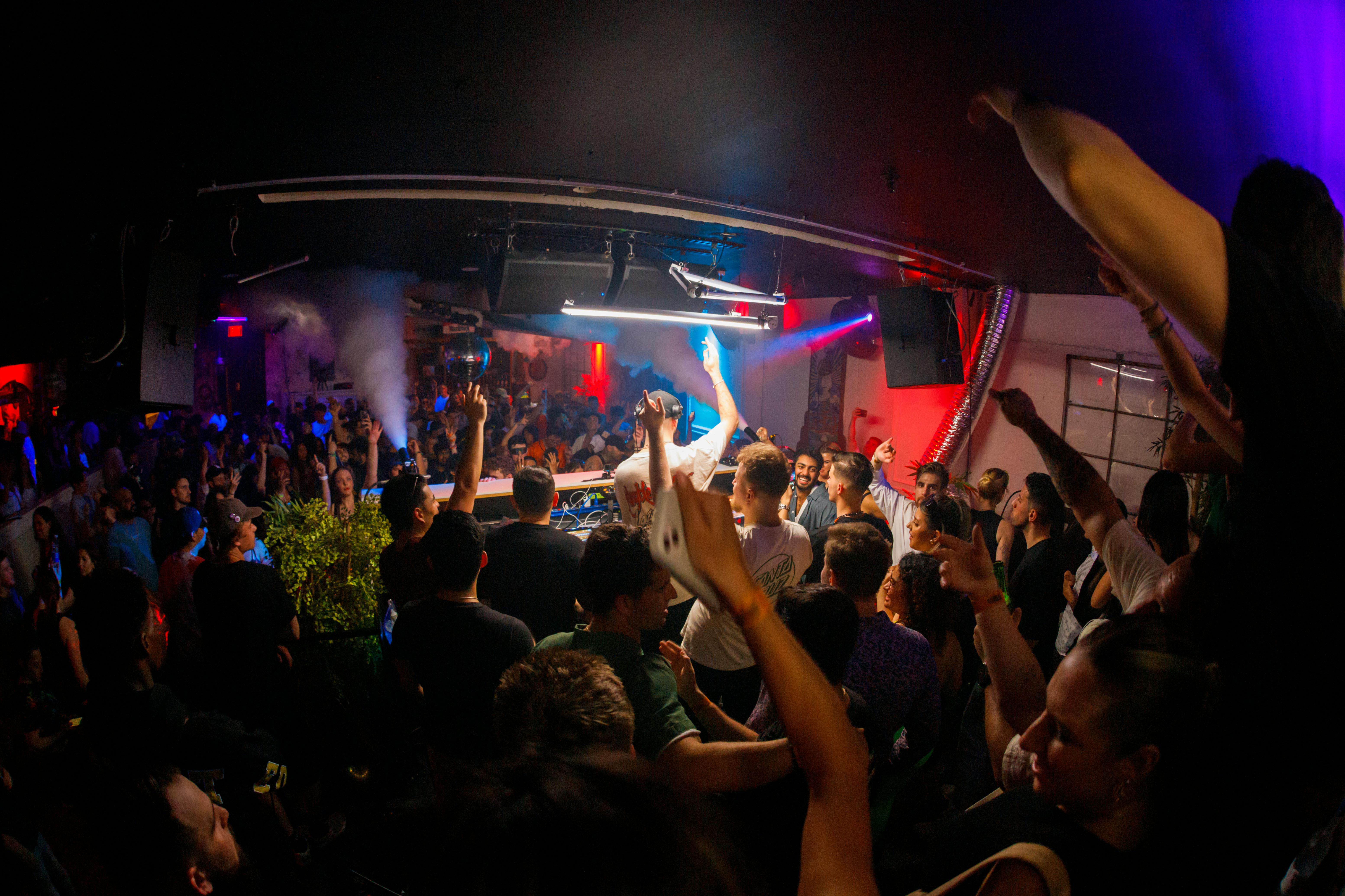 De franc Una discoteca bulliciosa amb una multitud animada i llums atmosfèriques que creen un ambient de festa viu. Foto d'estoc