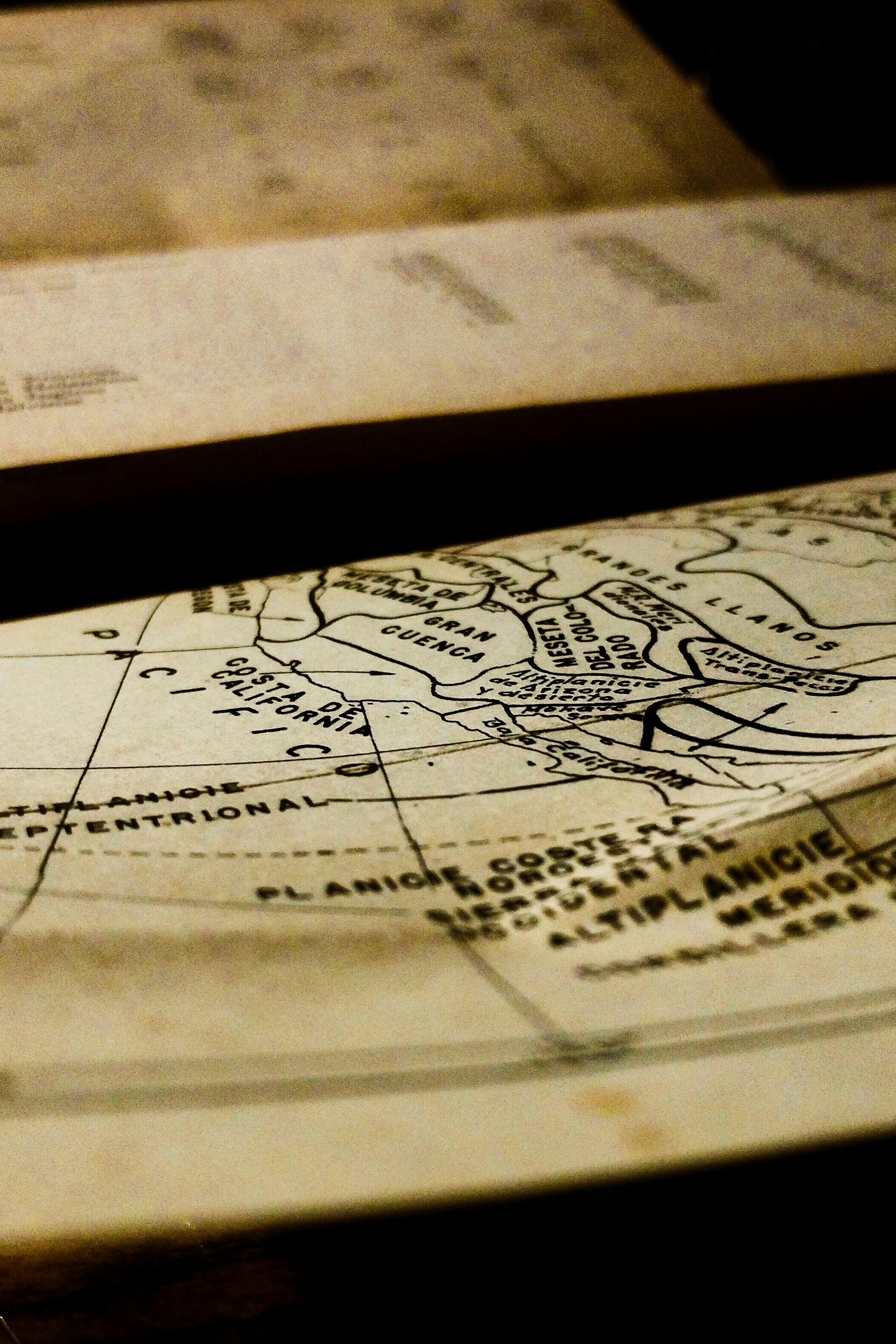 Kostnadsfria Detaljerad vy av en antik världskarta som visar historisk kartografi. Stock foto