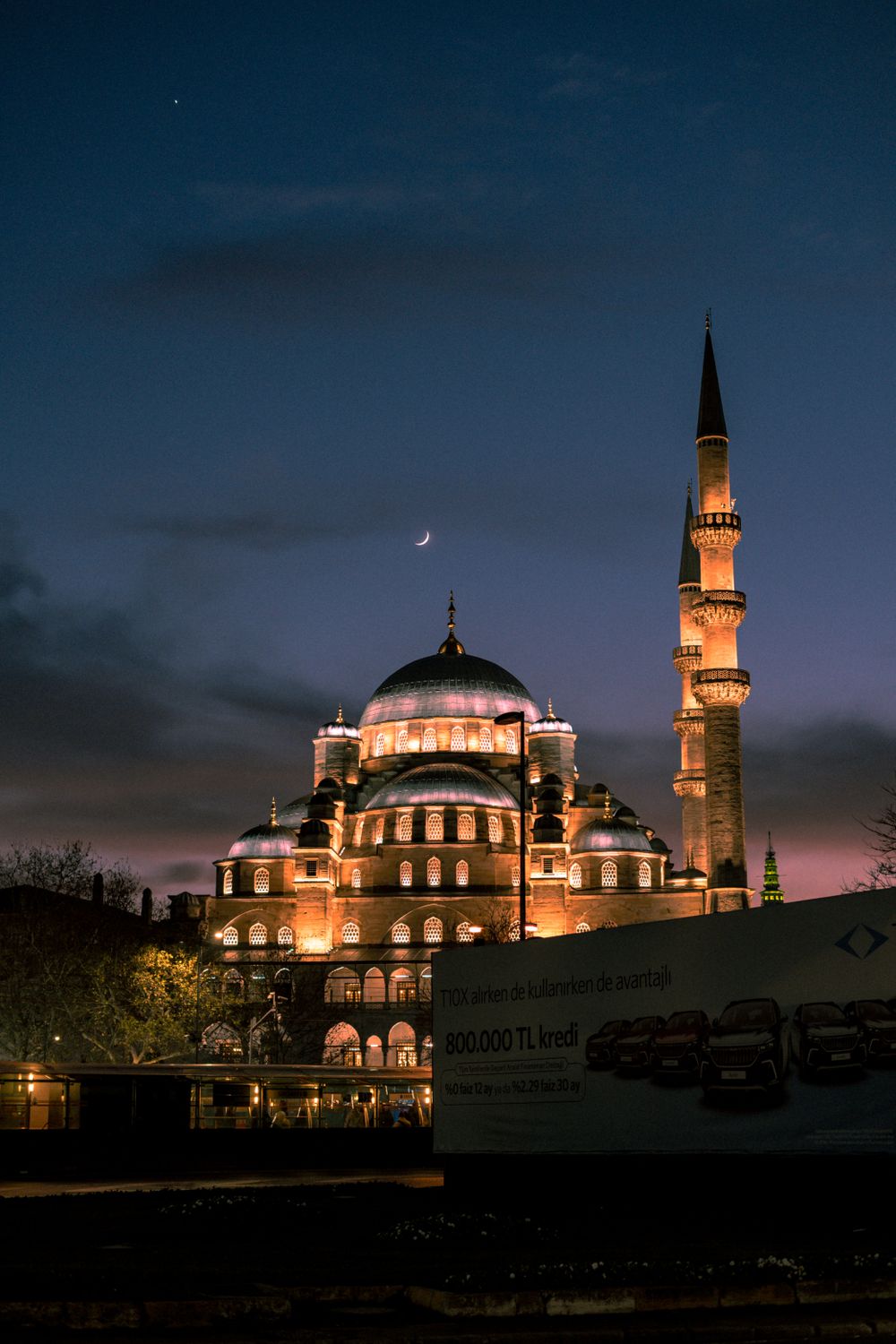 Majestic Night View of an Illuminated Mosque · Free Stock Photo