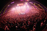 夜晚，马尼拉繁华的竞技场里，热闹的人群正在欣赏现场音乐会