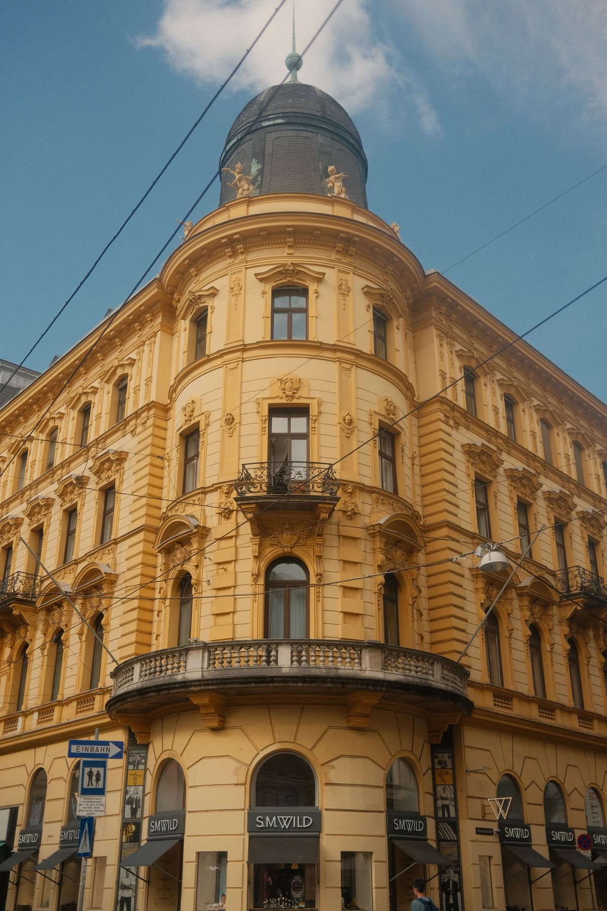 Historisches Gebäude mit verzierter Fassade in Linz